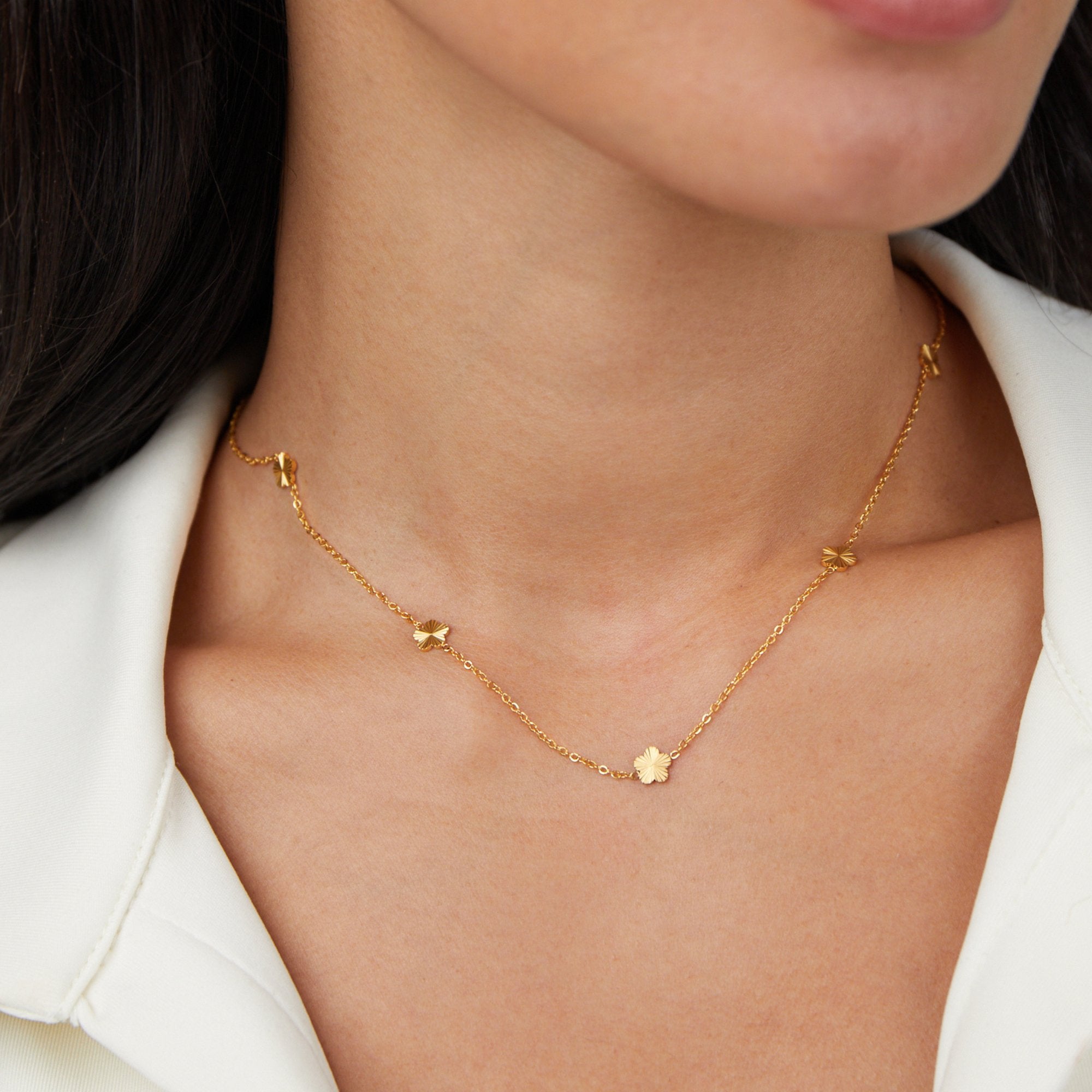 Kathrin – Halsband med fina färgglada detaljer.