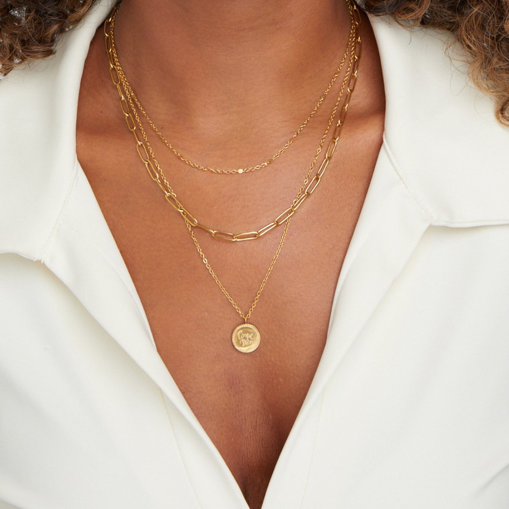 Lea – Flera nivåer av halsband i mjukt guld med eleganta linjer.