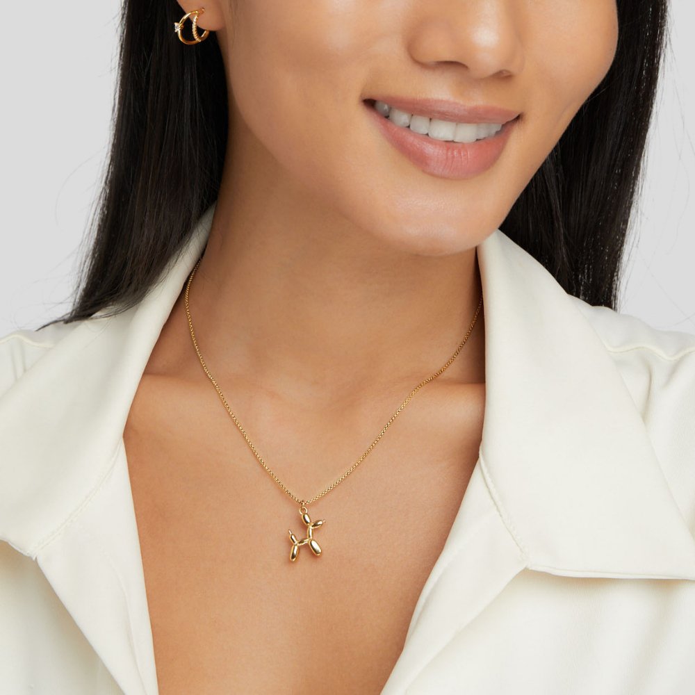 Nora – Glittrande halsband med hängande fjäril.