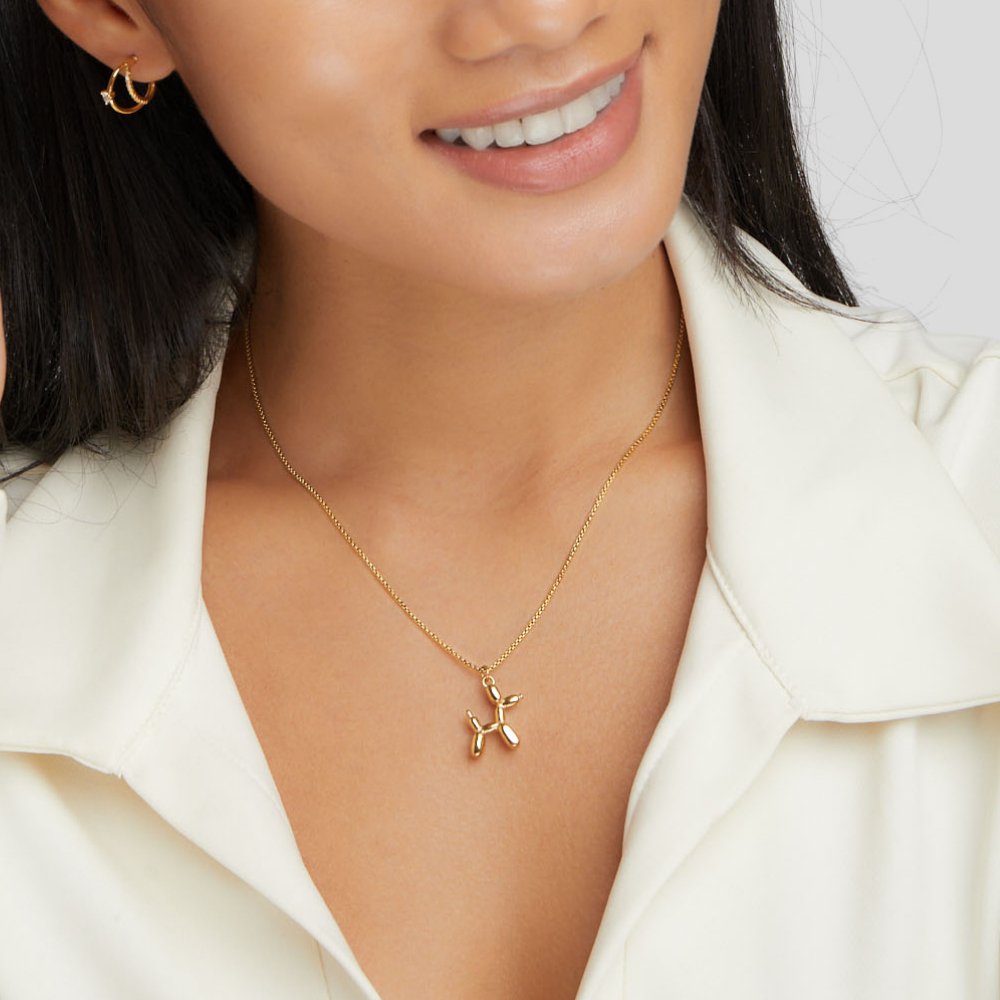 Nora – Glittrande halsband med hängande fjäril.