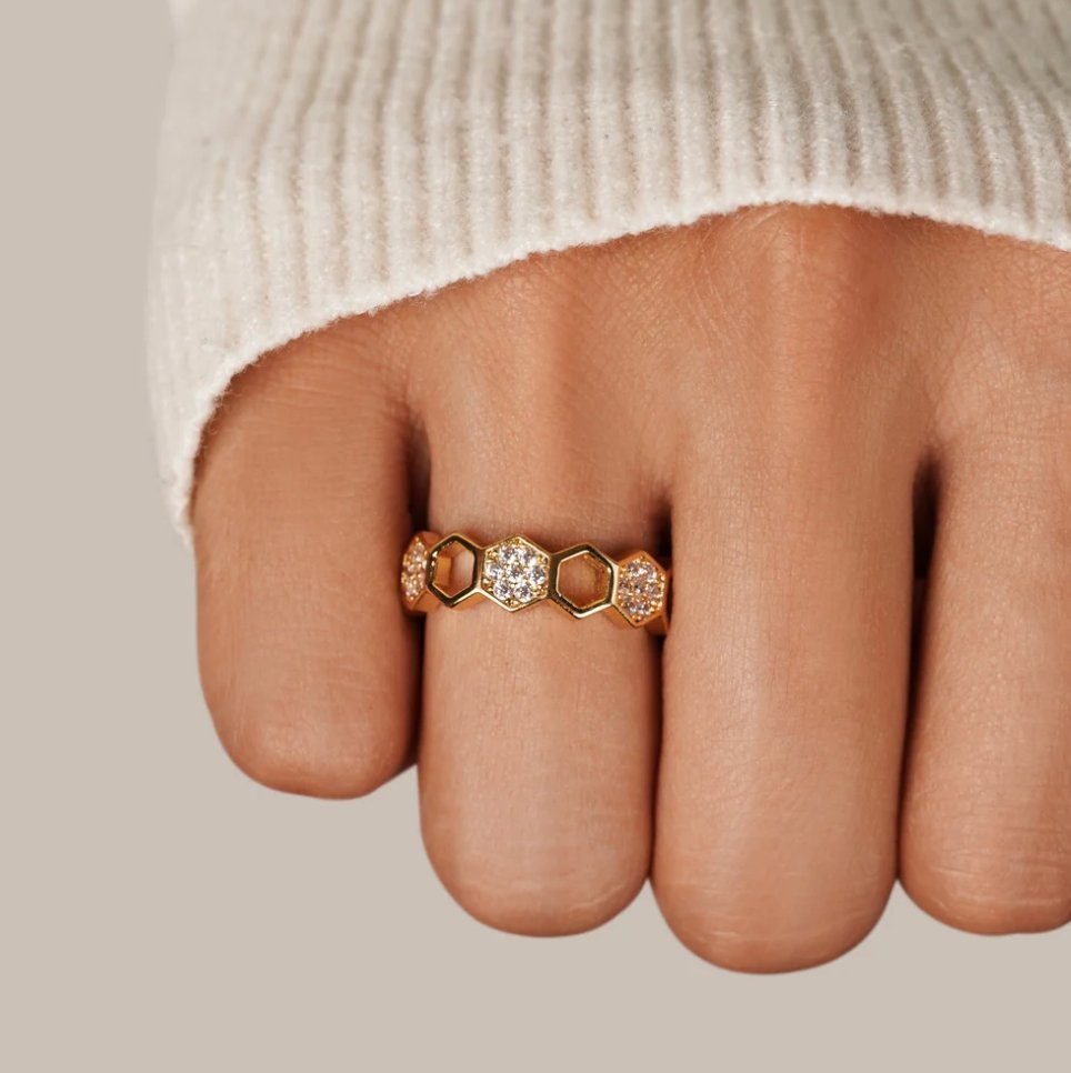 Friedrika – Guld ring med pärldetalj.