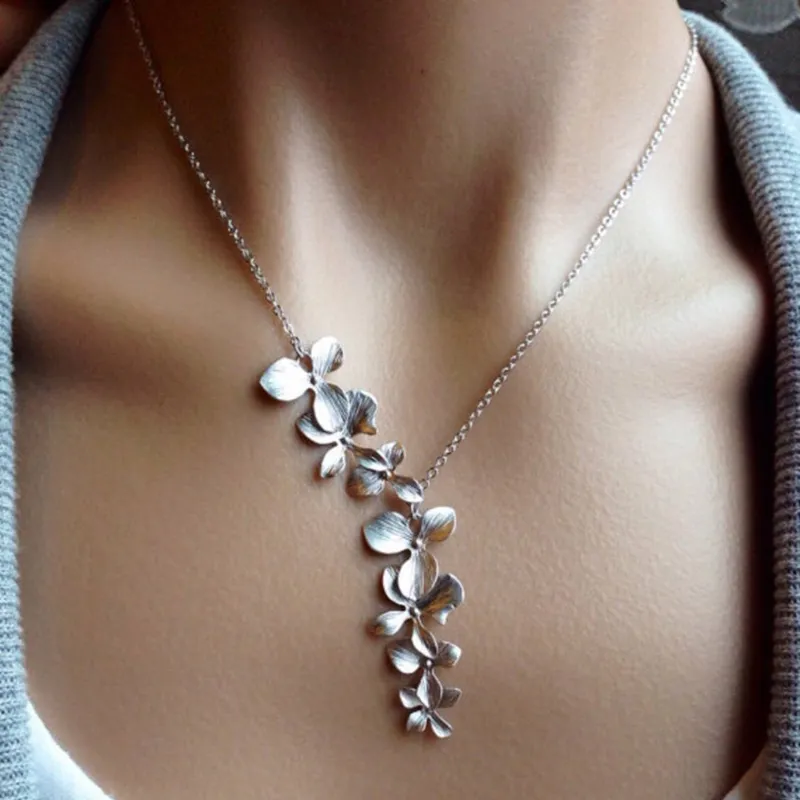Stefani – Guldhalsband med diskret cirkeldesign.