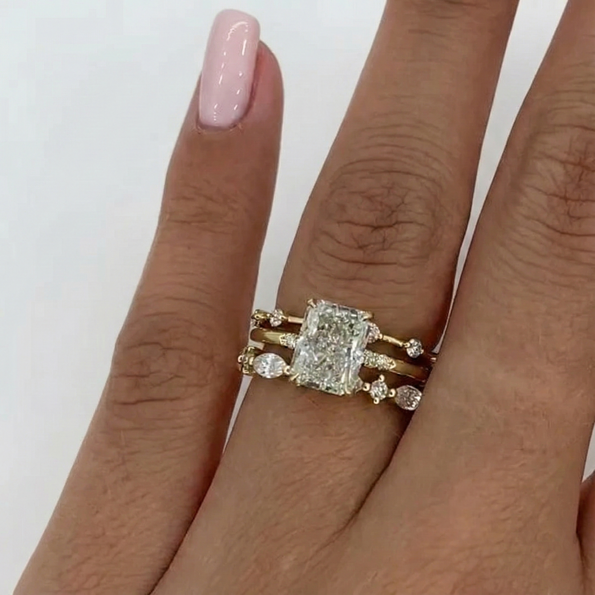 Nora – Ring med diamant i lagerdesign.