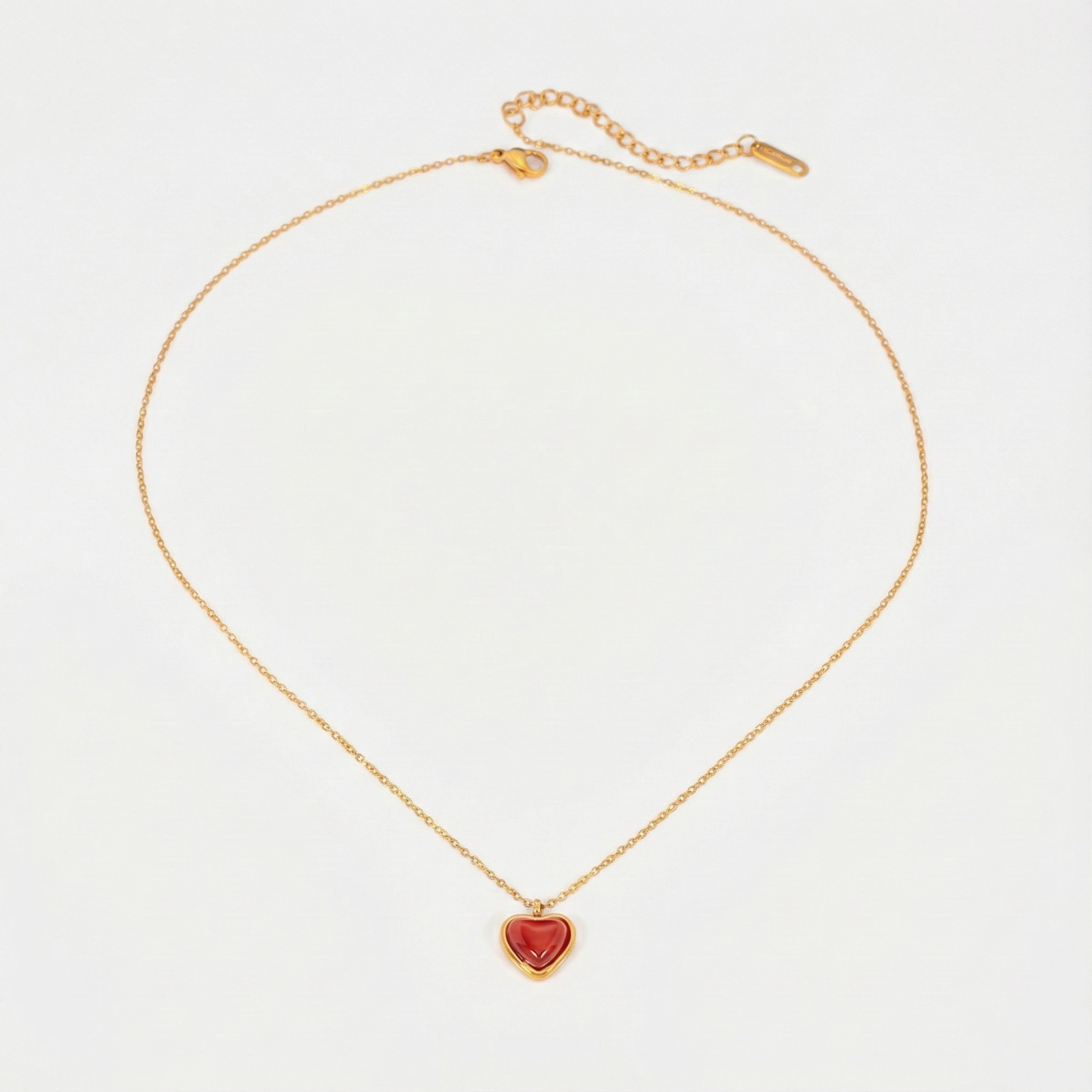 Marlena – Tunt halsband med hängande smycke i droppform.