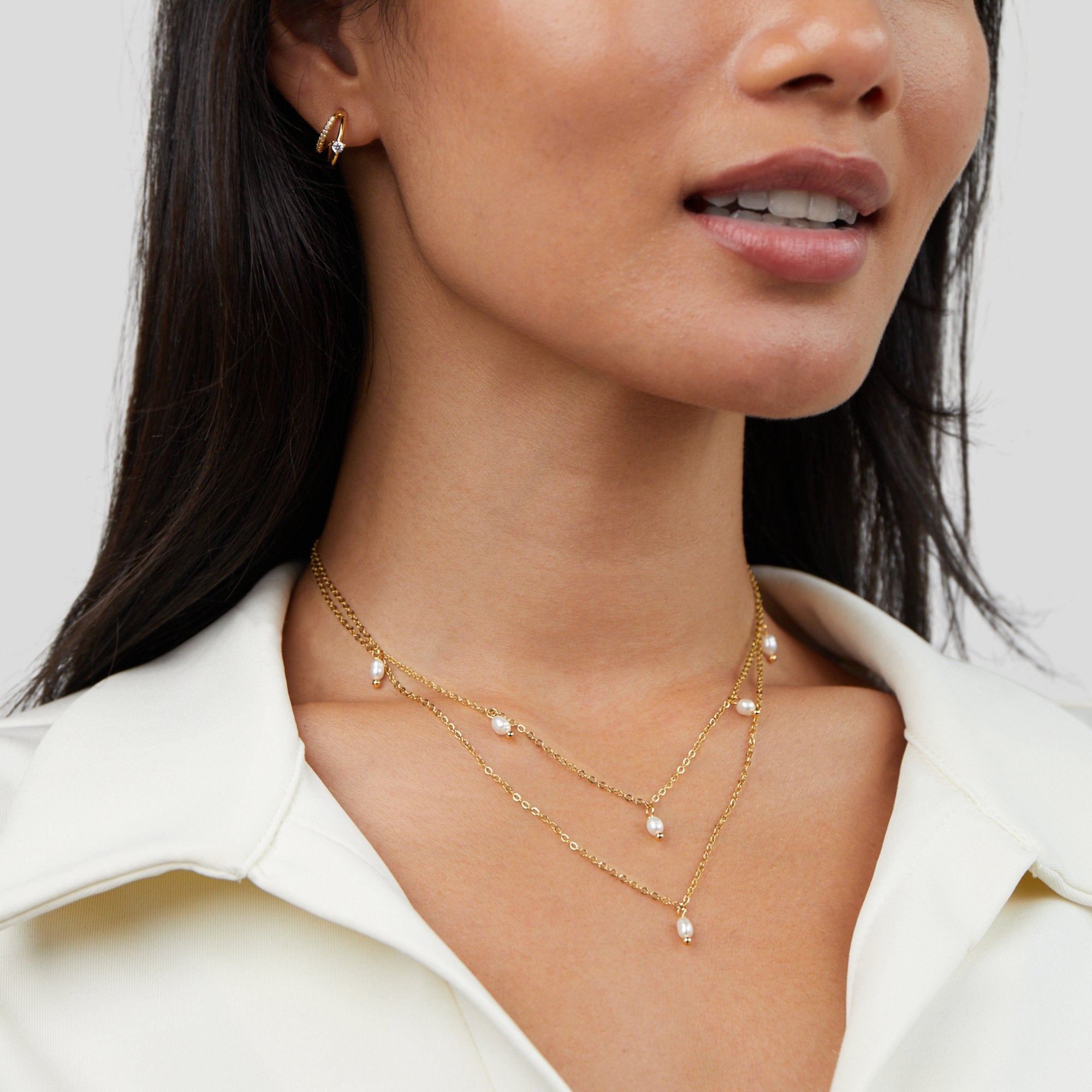 Tanja – Guldhalsband med nivåer och modern ring.