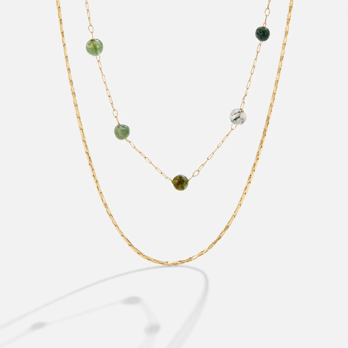 Helga – Halsband i två nivåer med små detaljer i färg.