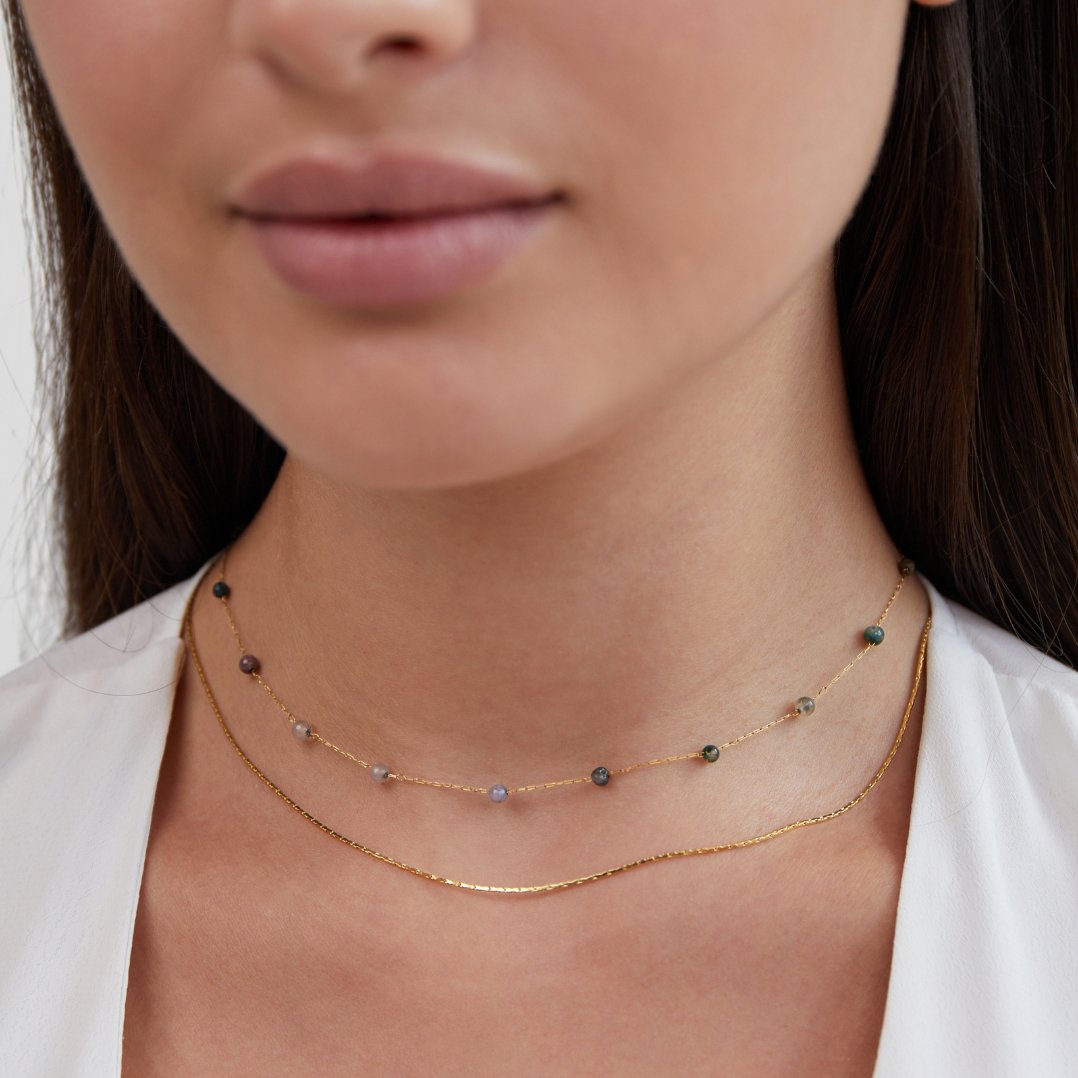 Helga – Halsband i två nivåer med små detaljer i färg.
