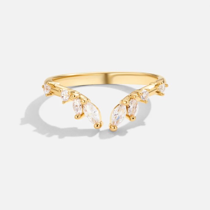 Johanna – Guld ring med öppen och böljande form.