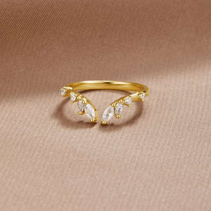Johanna – Guld ring med öppen och böljande form.