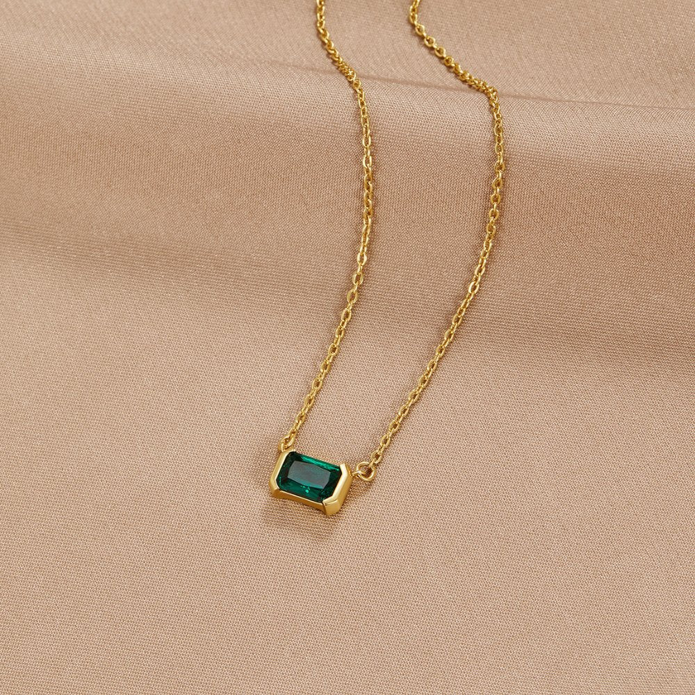 Loretta – Halsband med smaragdsten.