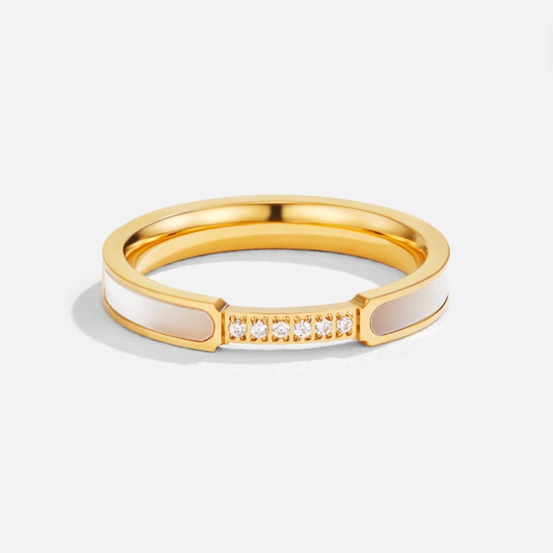 Lara – Guld smalt ring med en subtil glans.