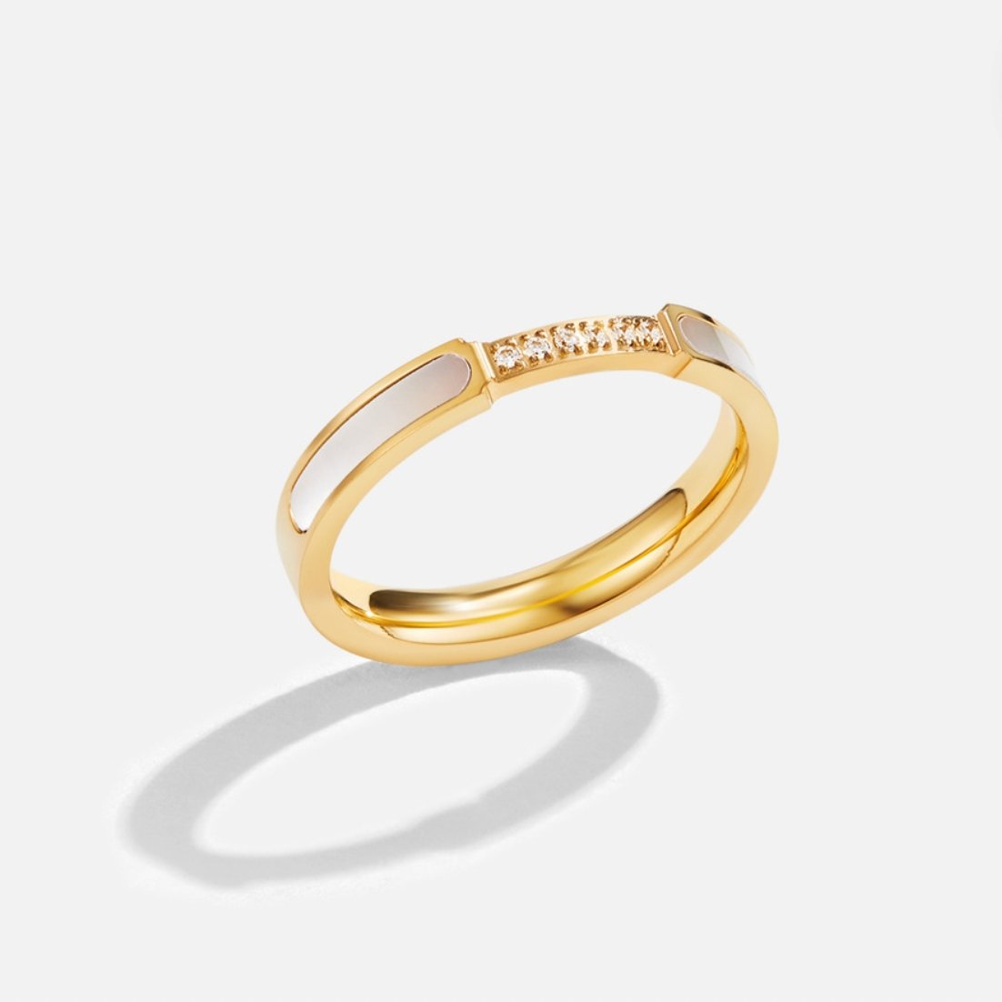 Lara – Guld smalt ring med en subtil glans.