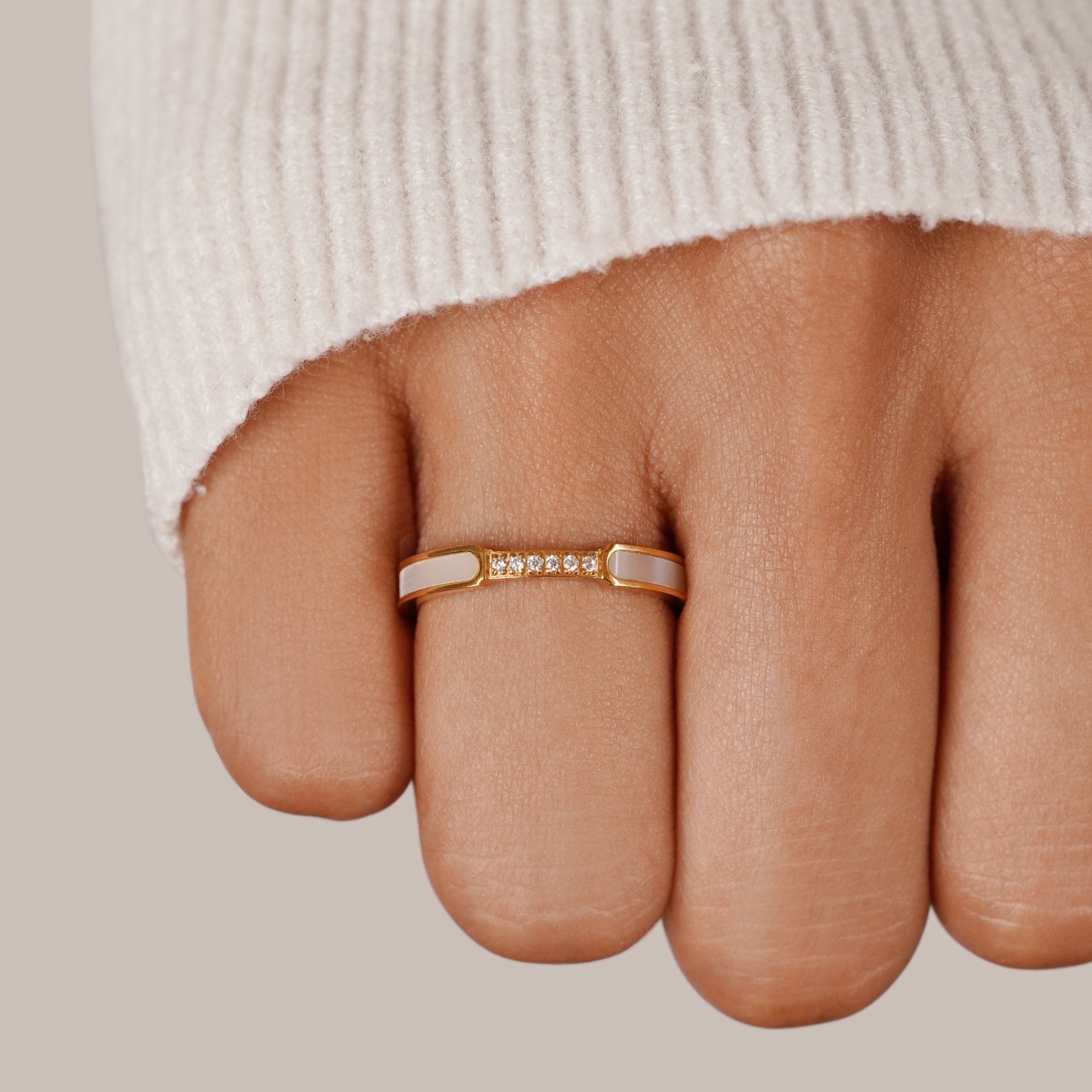 Lara – Guld smalt ring med en subtil glans.
