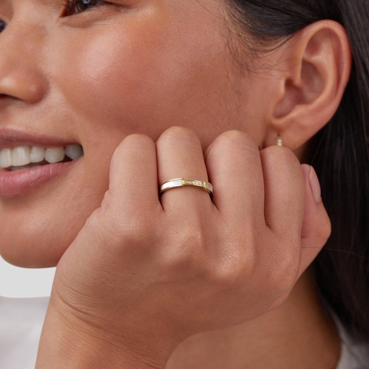Lara – Guld smalt ring med en subtil glans.