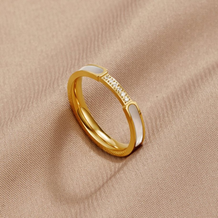 Lara – Guld smalt ring med en subtil glans.