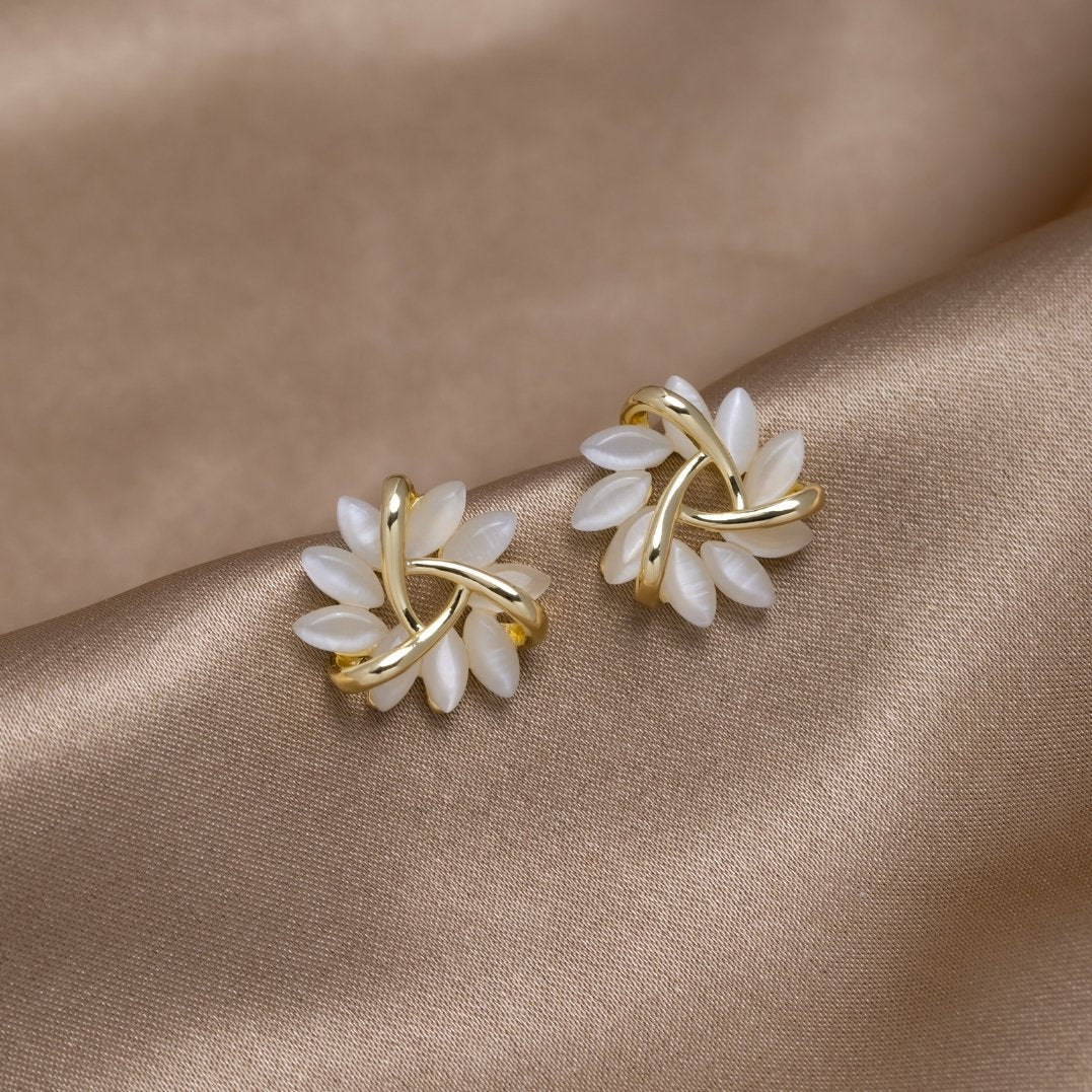 Emilie – Örhängen i guld med blommig detalj.