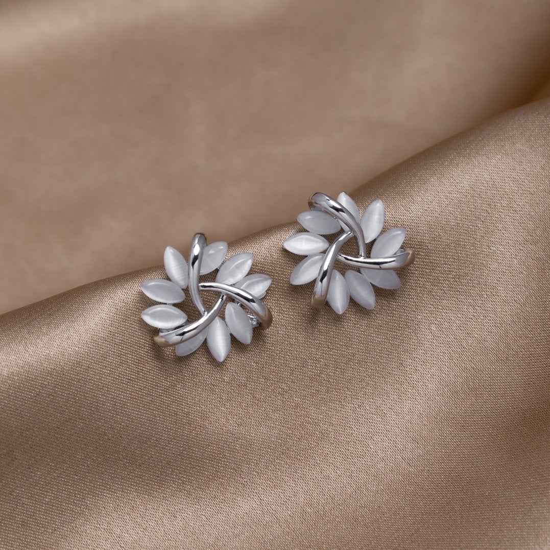 Flora – Silverörhängen i form av en blomma.
