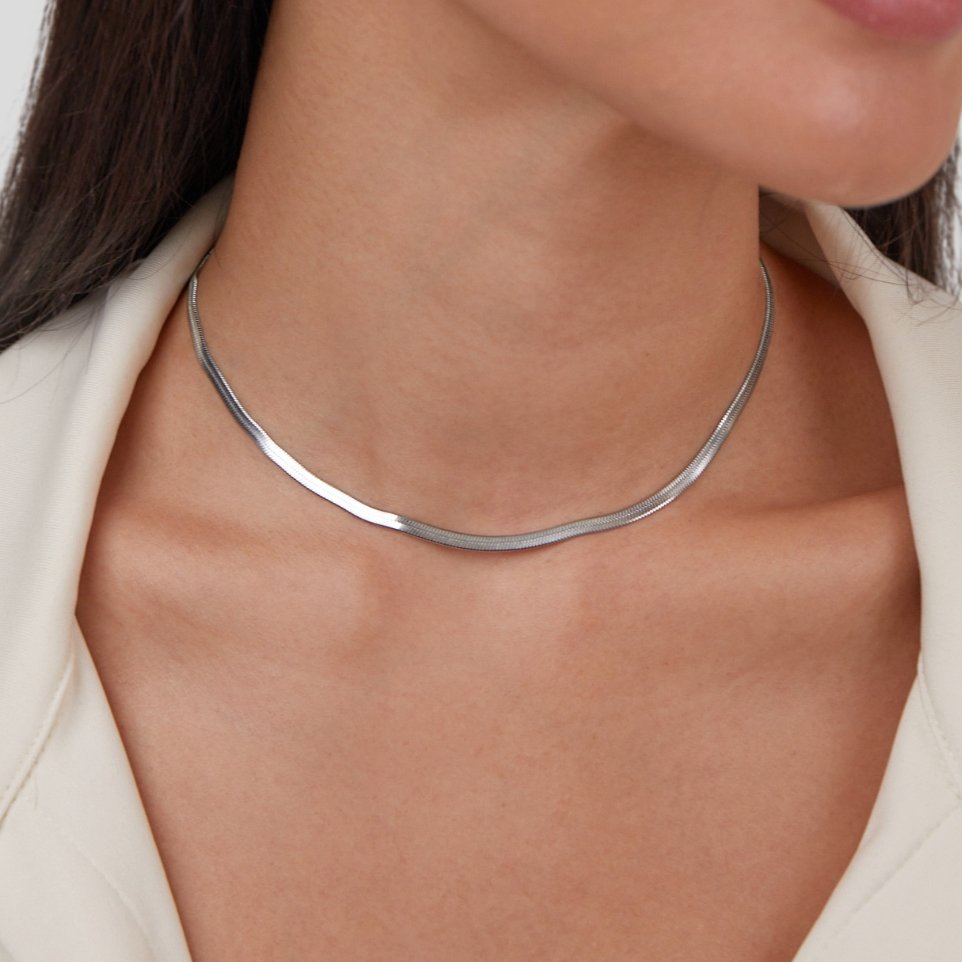 Katarina – Silverkedja med mjuka rörelser.