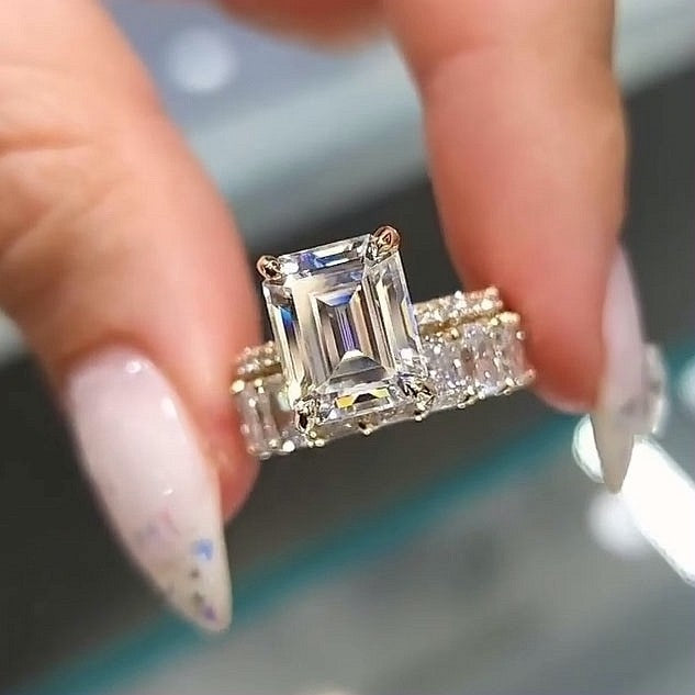 Nandja – Diamantring med rektangulärt centrum.