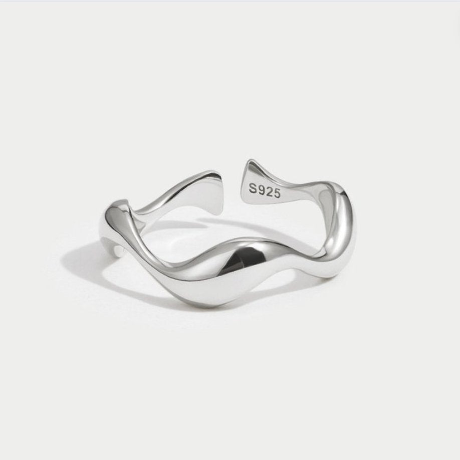 Tabea – Ring i silver med mjuka kurvor.