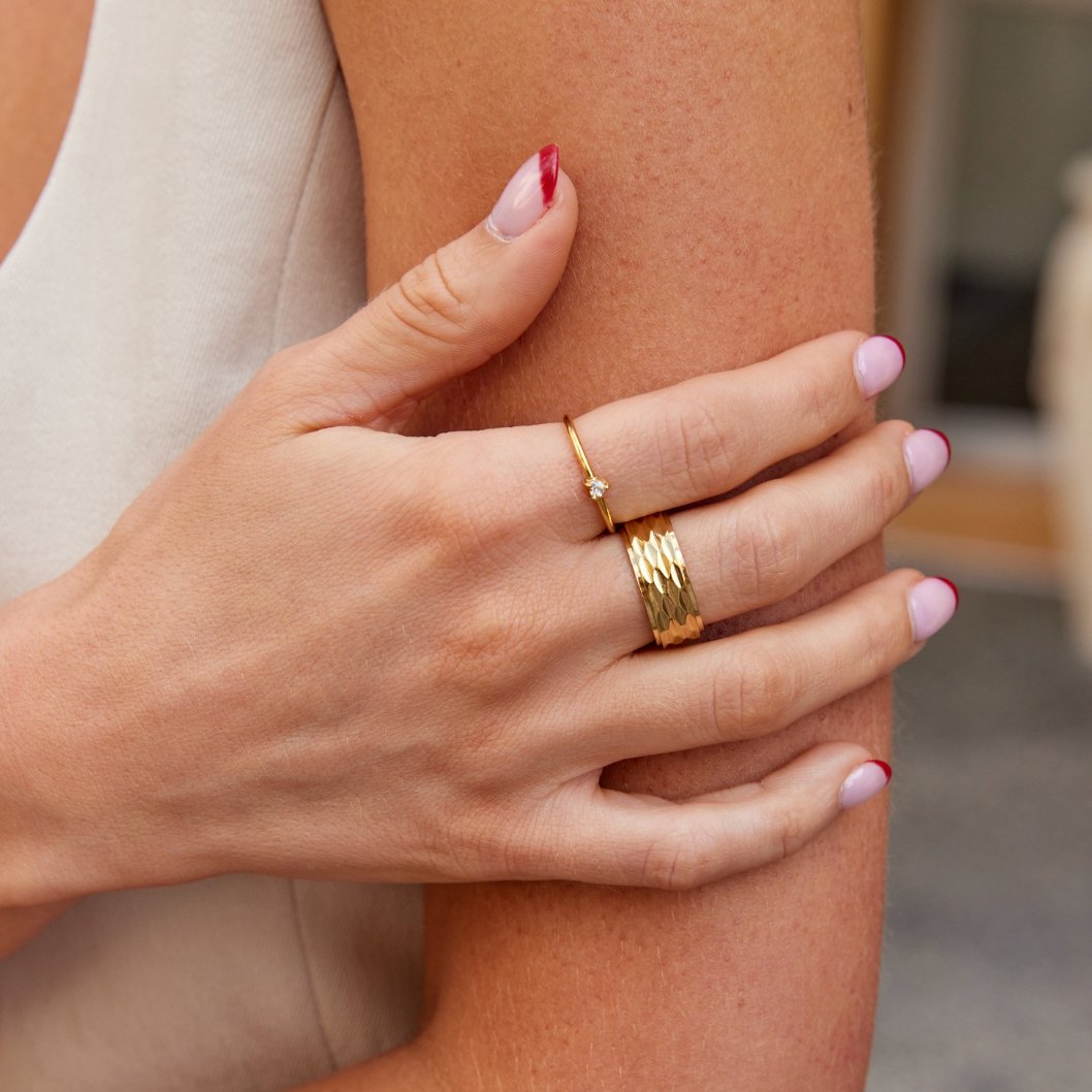 Leonie – Enkel ring med slät yta.