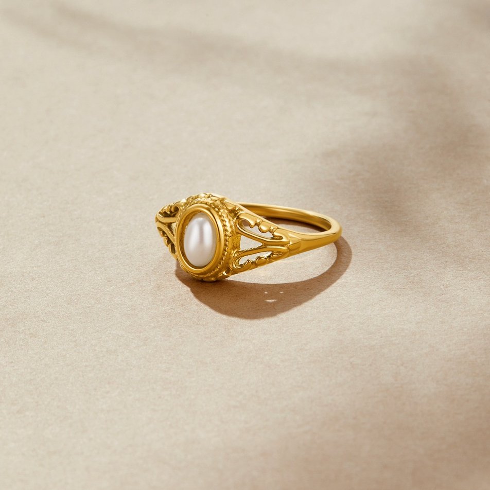 Nora – Guld ring med böljande linje.