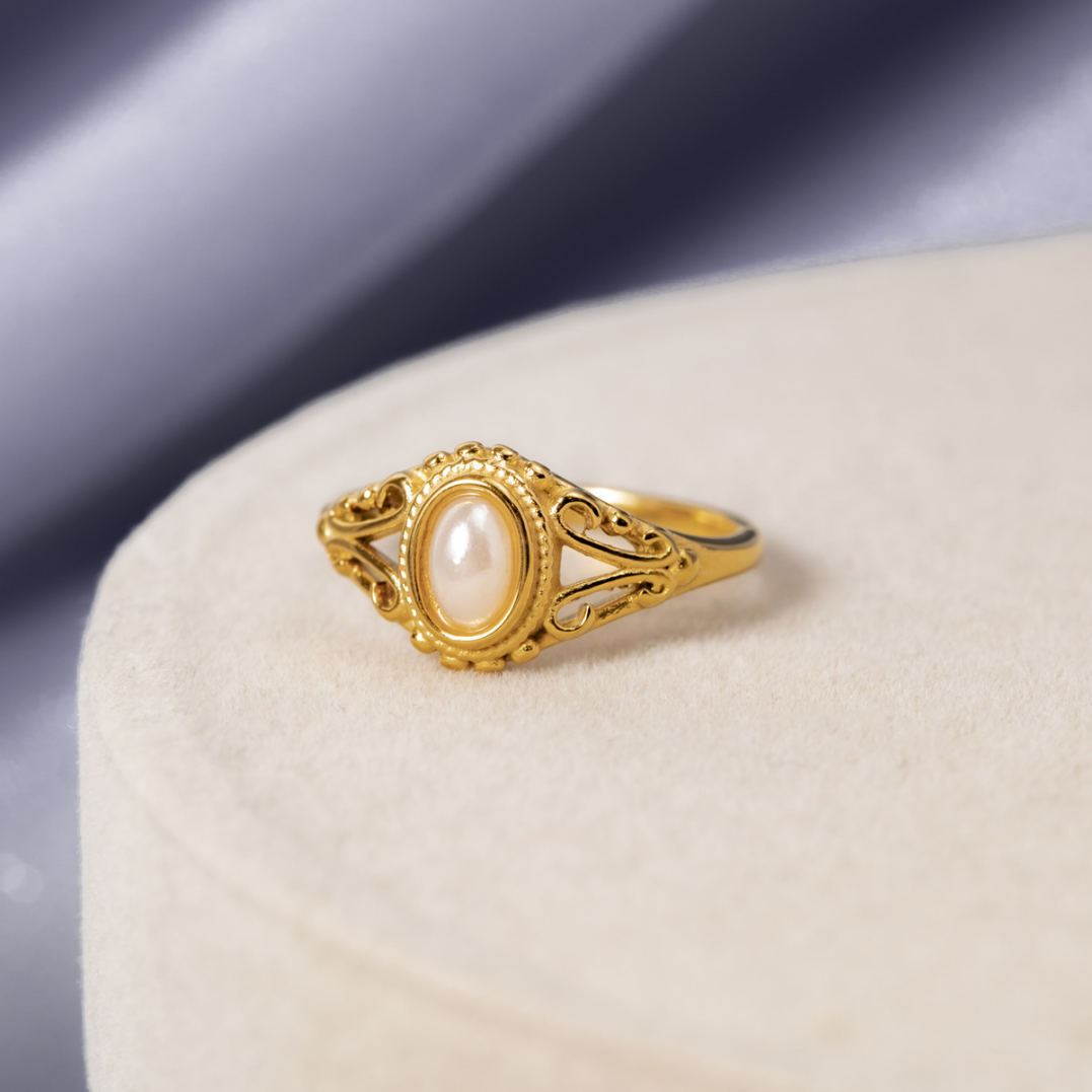 Nora – Guld ring med böljande linje.