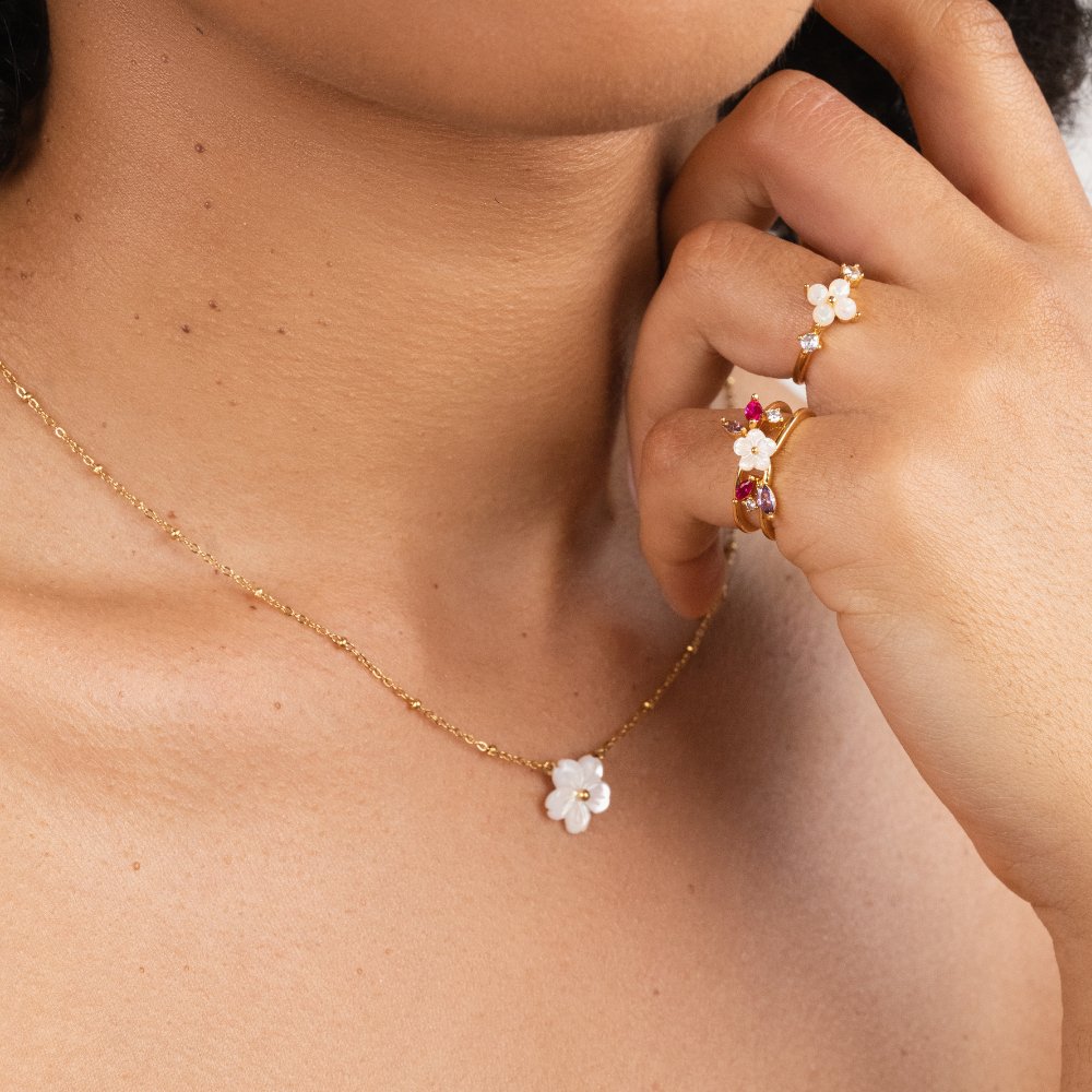 Jana – Dubbelhalsband med rund hänge.