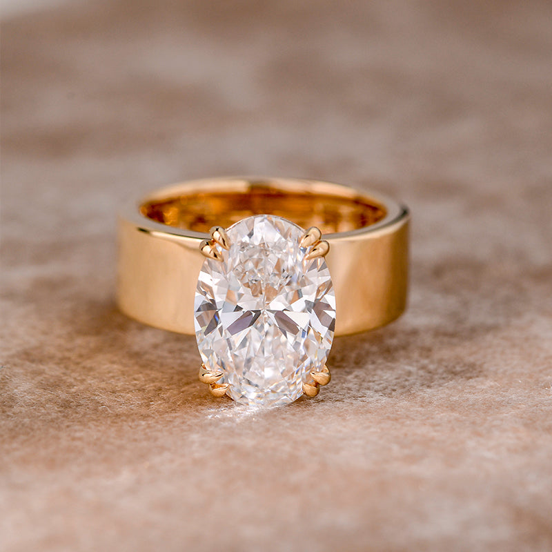 Lara – Enkla ring med rund sten i guldfinish.